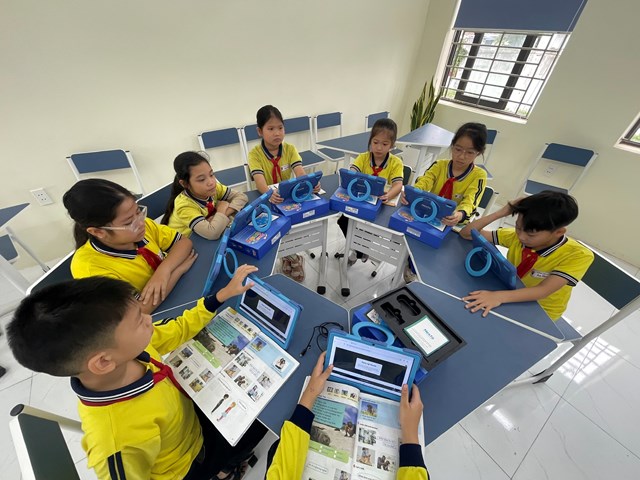 Kh&ocirc;ng kh&iacute; lớp học s&ocirc;i nổi với c&aacute;c hoạt động nh&oacute;m gi&uacute;p học sinh r&egrave;n luyện kỹ năng giao tiếp Tiếng Anh