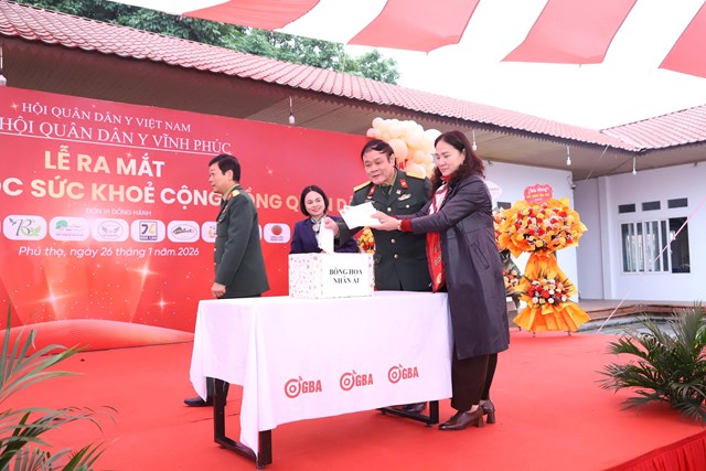 Hình ảnh các đại biểu quyên góp ủng hộ cháu Trần Thị Hợp tại buổi lễ