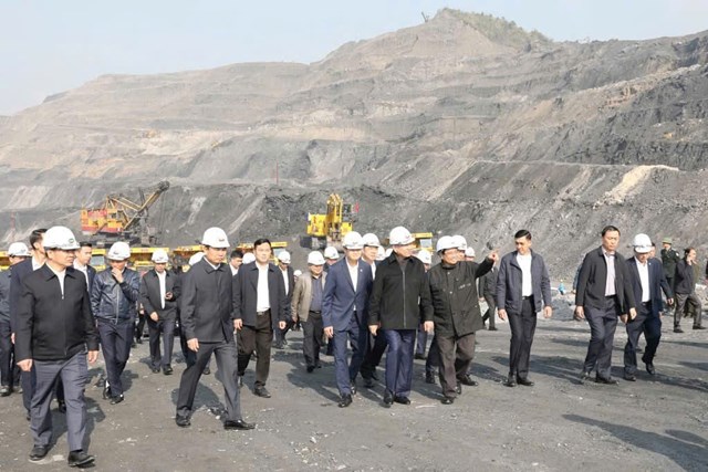 Tổng B&iacute; thư T&ocirc; L&acirc;m, Thủ tướng Phạm Minh Ch&iacute;nh c&ugrave;ng Đo&agrave;n c&ocirc;ng t&aacute;c thăm khai trường C&ocirc;ng ty CP Than Đ&egrave;o Nai - Cọc S&aacute;u.