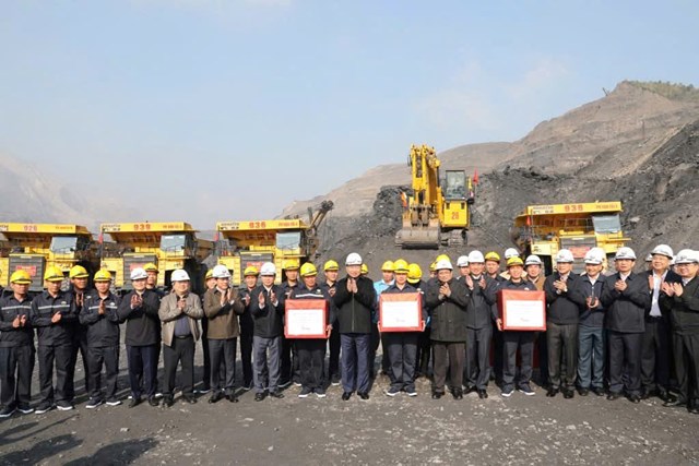 Tổng B&iacute; thư T&ocirc; L&acirc;m v&agrave; Thủ tướng Phạm Minh Ch&iacute;nh tặng qu&agrave; c&ocirc;ng nh&acirc;n Tổ m&aacute;y x&uacute;c, Tổ m&aacute;y khoan, Tổ xe tại Khai trường sản xuất C&ocirc;ng ty CP Than Đ&egrave;o Nai &ndash; Cọc S&aacute;u.