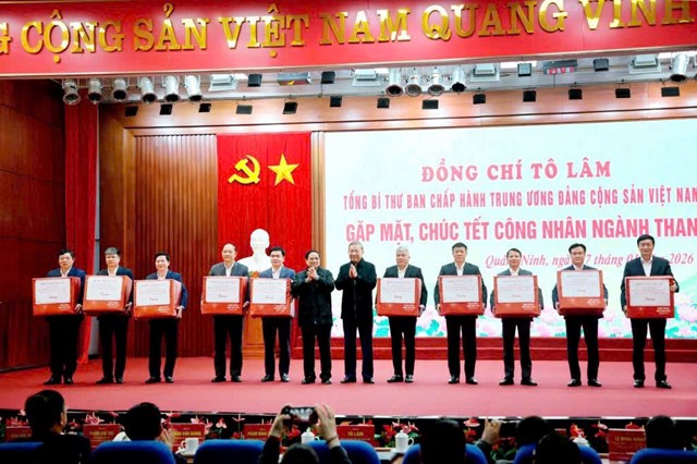 Tổng B&iacute; thư T&ocirc; L&acirc;m v&agrave; Thủ tướng Phạm Minh Ch&iacute;nh tặng qu&agrave; cho c&ocirc;ng nh&acirc;n ng&agrave;nh Than tại Quảng Ninh.