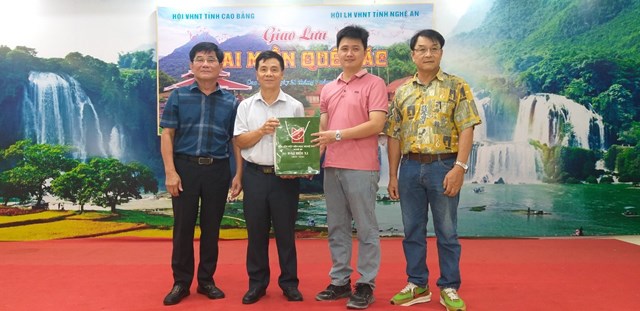 PGS, TS Đinh Tr&iacute; Dũng &ndash; Ph&oacute; Chủ tịch Thường trực Hội Li&ecirc;n hiệp VHNT Nghệ An (&aacute;o trắng) tặng ấn phẩm cho nh&agrave; văn Phạm Thanh Thắng &ndash; Ph&oacute; Chủ tịch Hội Văn học Nghệ thuật tỉnh Cao Bằng.