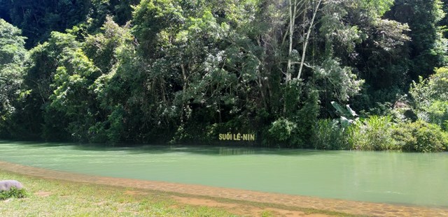 Suối L&ecirc; Nin dưới ch&acirc;n n&uacute;i C&aacute;c M&aacute;c &ndash; vẻ đẹp sơn thủy gắn với dấu ấn lịch sử.