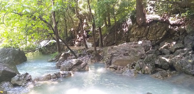 Đầu nguồn suối L&ecirc; Nin trong xanh, lặng lẽ chảy trước cửa Hang P&aacute;c B&oacute;.