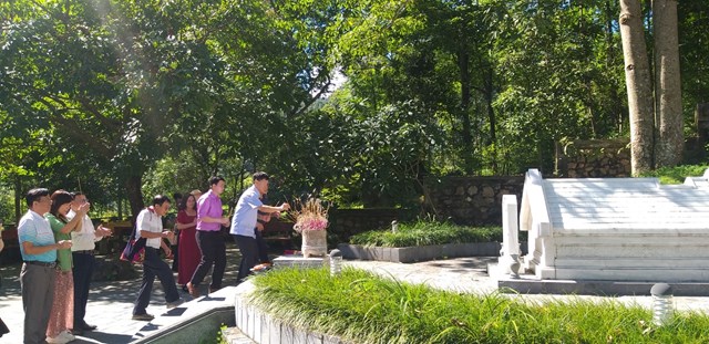 Đo&agrave;n d&acirc;ng hương tại mộ Anh h&ugrave;ng Liệt sĩ Kim Đồng (N&ocirc;ng Văn Dền).