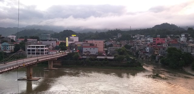 C&acirc;y cầu bắc qua s&ocirc;ng Bằng Giang mờ ảo trong khoảnh khắc ngược nắng.