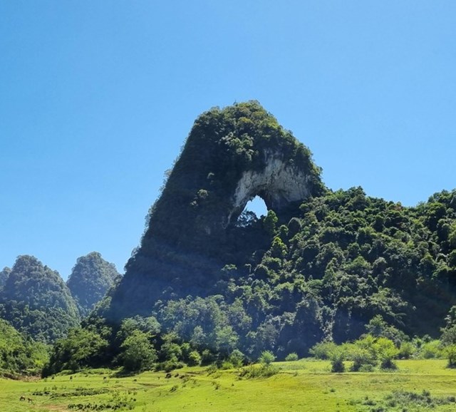 N&uacute;i Mắt Thần (n&uacute;i Thủng) với khoảng kh&ocirc;ng tự nhi&ecirc;n giữa đỉnh n&uacute;i, tạo n&ecirc;n cảnh quan kỳ vĩ hiếm c&oacute;.