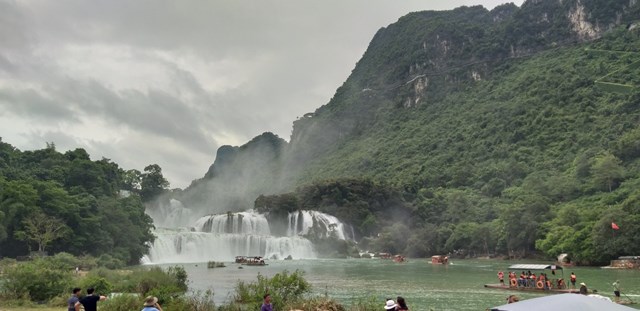 Th&aacute;c Bản Giốc &ndash; kỳ quan thi&ecirc;n nhi&ecirc;n h&ugrave;ng vĩ, th&aacute;c nước tự nhi&ecirc;n lớn thứ tư thế giới v&agrave; lớn nhất Đ&ocirc;ng Nam &Aacute;.