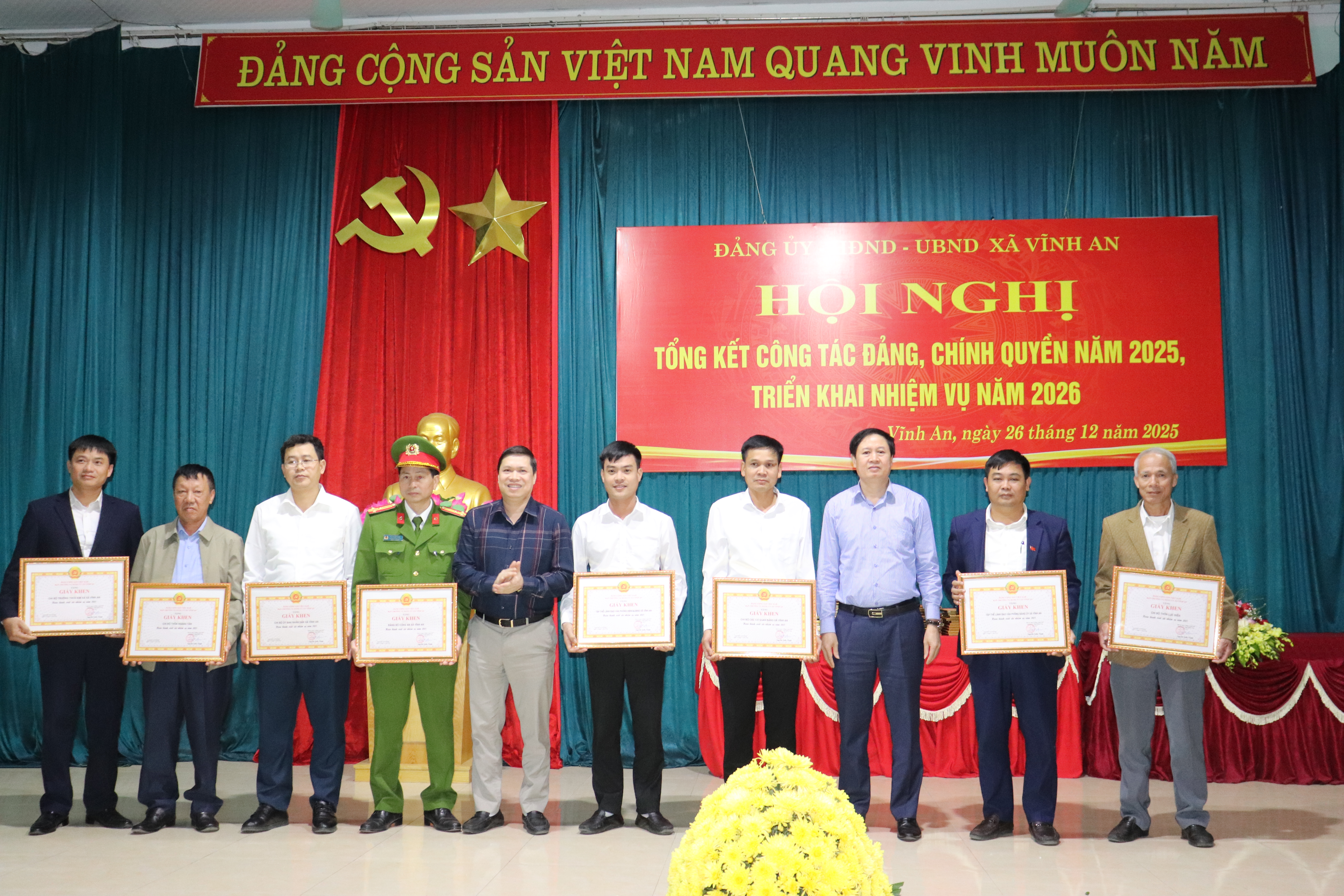 L&atilde;nh đạo Đảng ủy - HĐND - UBND x&atilde; Vĩnh An biểu dương, khen thưởng c&aacute;c tập thể, c&aacute; nh&acirc;n c&oacute; th&agrave;nh t&iacute;ch xuất sắc trong c&ocirc;ng t&aacute;c Đảng v&agrave; c&ocirc;ng t&aacute;c ch&iacute;nh quyền năm 2025