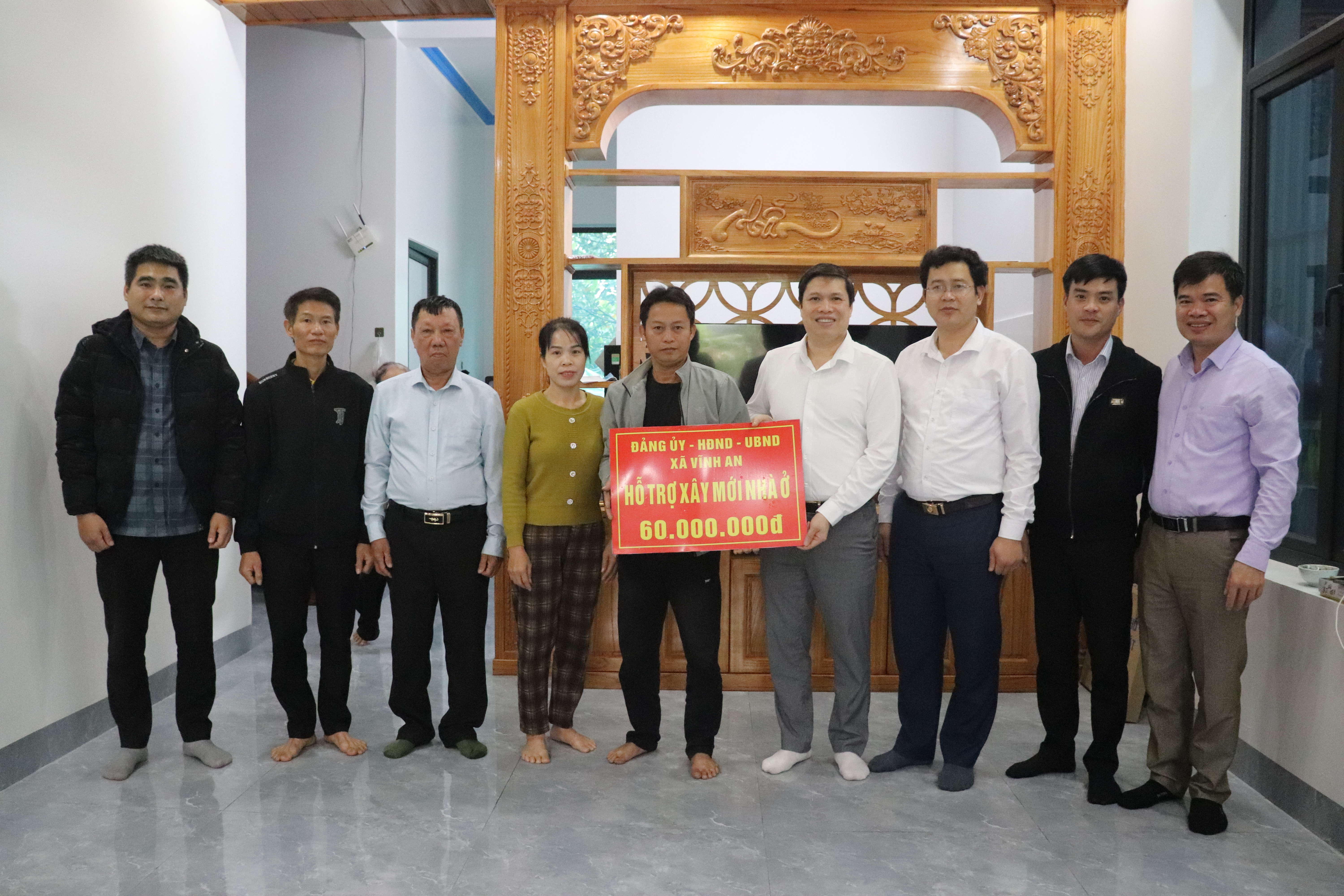 Thường trực UBND x&atilde; Vĩnh An trao h&ocirc;̃ trợ kinh ph&iacute; x&acirc;y dựng nh&agrave; ở cho đối tượng người c&oacute; c&ocirc;ng, hộ ngh&egrave;o, hộ cận ngh&egrave;o tr&ecirc;n địa b&agrave;n x&atilde;