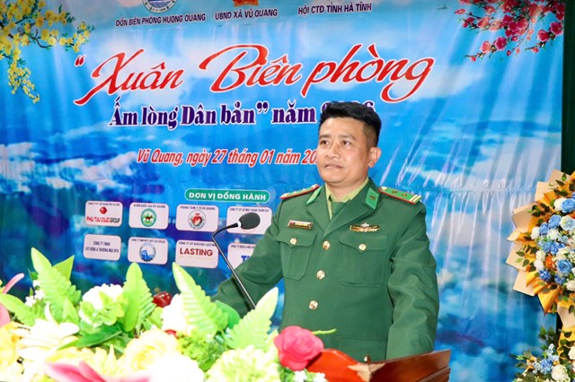 Trung tá Võ Nhân Hùng - Ủy viên Ban Chấp hành Đảng bộ xã Vũ Quang - Đồn trưởng Đồn Biên phòng Hương Quang phát biểu tại Chương trình.