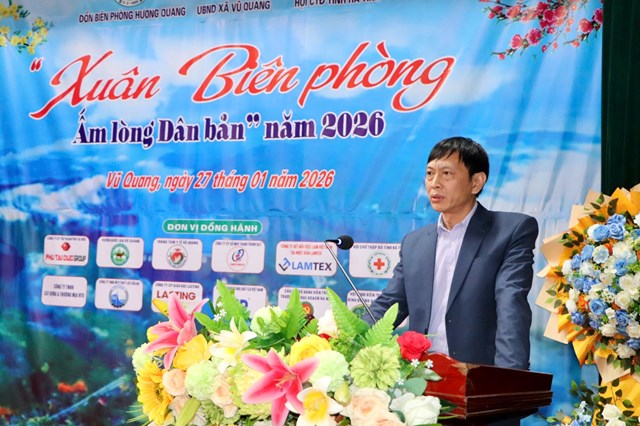 Đại diện các cơ quan, doanh nghiệp, nhà hảo tâm lên phát biểu.