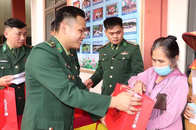 Đại diện lãnh đạo xã; Biên phòng tỉnh; Đồn Biên phòng Hương Quang, các cơ quan, doanh nghiệp, nhà hảo tâm trao quà cho các hộ gia đình chính sách và các đối tượng có hoàn cảnh khó khăn trên địa bàn xã.