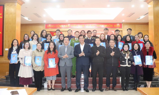 L&atilde;nh đạo UBND phường Vĩnh Ph&uacute;c giao chỉ ti&ecirc;u Kinh tế - x&atilde; hội 2026 cho c&aacute;c ph&ograve;ng, ban, đơn vị chuy&ecirc;n m&ocirc;n.