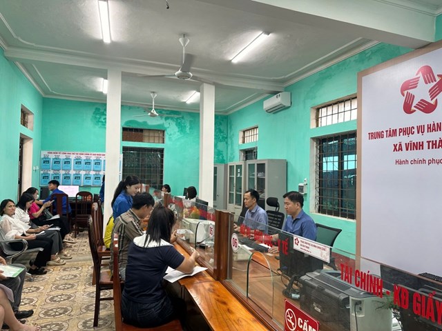 C&aacute;n bộ Trung t&acirc;m phục vụ h&agrave;nh ch&iacute;nh c&ocirc;ng x&atilde; Vĩnh Th&agrave;nh giải quyết thủ tục h&agrave;nh ch&iacute;nh cho người d&acirc;n