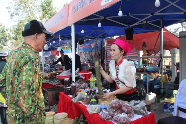 Hội chợ quy tụ 60 gian h&agrave;ng của hơn 100 doanh nghiệp đến từ nhiều tỉnh, th&agrave;nh v&agrave; v&ugrave;ng miền tr&ecirc;n cả nước, tạo n&ecirc;n kh&ocirc;ng gian giao thương đa sắc m&agrave;u.