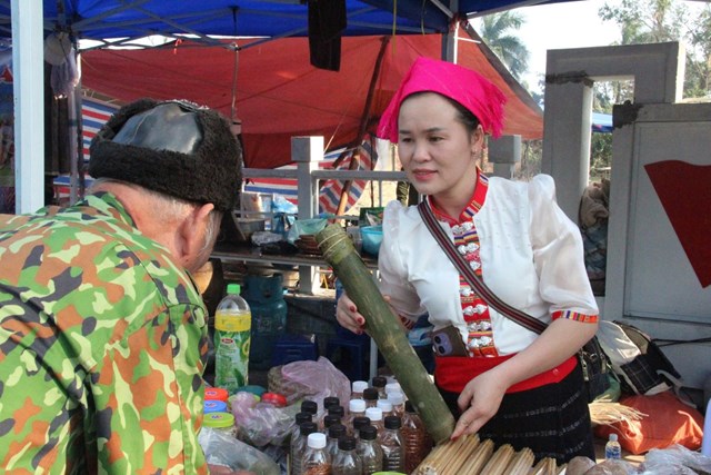 Chị Vy Thị Ki&ecirc;n tận t&igrave;nh giới thiệu những sản vật được mang xuống từ miền n&uacute;i Quỳ Hợp v&agrave; Tương Dương, gi&uacute;p người ti&ecirc;u d&ugrave;ng hiểu hơn về hương vị v&agrave; n&eacute;t đặc trưng của v&ugrave;ng cao Nghệ An.