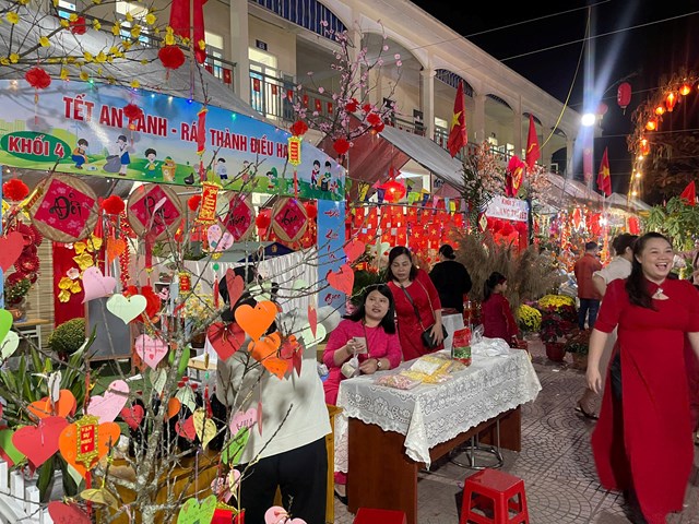 C&aacute;c gian trại được trang tr&iacute; rực rỡ sắc Xu&acirc;n, thu h&uacute;t đ&ocirc;ng đảo gi&aacute;o vi&ecirc;n, phụ huynh v&agrave; học sinh tham quan, mua sắm trong đ&ecirc;m hội trại Tết tại Trường Tiểu học T&acirc;n Tiến.