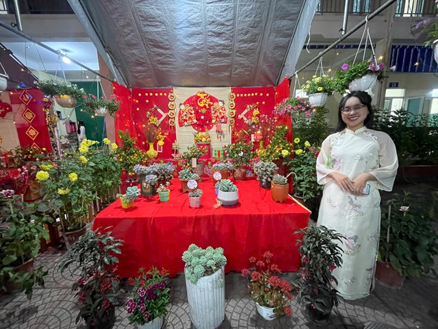 Gian trưng b&agrave;y Xu&acirc;n rực rỡ sắc m&agrave;u với hoa, c&acirc;y cảnh v&agrave; kh&ocirc;ng gian trang tr&iacute; đậm n&eacute;t Tết cổ truyền do gi&aacute;o vi&ecirc;n Trường Tiểu học T&acirc;n Tiến thực hiện, g&oacute;p phần tạo điểm nhấn văn h&oacute;a trong hội trại mừng Xu&acirc;n.