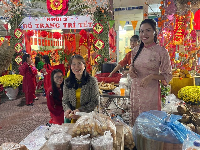 Gi&aacute;o vi&ecirc;n v&agrave; phụ huynh khối 3 trong trang phục &aacute;o d&agrave;i truyền thống c&ugrave;ng tham gia b&aacute;n h&agrave;ng, giới thiệu ẩm thực tại gian trại &ldquo;Đồ trang tr&iacute; Tết&rdquo;, g&oacute;p phần tạo n&ecirc;n kh&ocirc;ng gian Xu&acirc;n ấm &aacute;p, rộn r&agrave;ng tại hội trại.