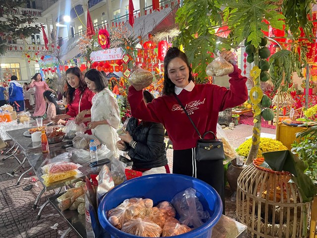 Gi&aacute;o vi&ecirc;n v&agrave; phụ huynh Trường Tiểu học T&acirc;n Tiến tận t&igrave;nh giới thiệu c&aacute;c sản phẩm Tết tại gian h&agrave;ng hội trại, thu h&uacute;t đ&ocirc;ng đảo học sinh tham quan, mua sắm, tạo n&ecirc;n kh&ocirc;ng kh&iacute; Xu&acirc;n rộn r&agrave;ng, ấm &aacute;p t&igrave;nh thầy tr&ograve;.