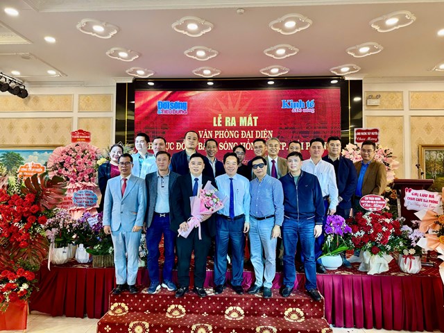 Lãnh đạo Tòa soạn chụp ảnh lưu niệm cùng cán bộ, phóng viên tại Lễ ra mắt Văn phòng Đại diện khu vực Đồng bằng sông Hồng.