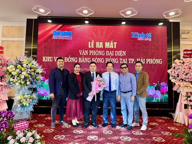 Lãnh đạo Tòa soạn chụp ảnh lưu niệm cũng cán bộ, phóng viên Văn phòng đại diện khu vực Đồng bằng sông Hồng tại Lễ ra mắt.