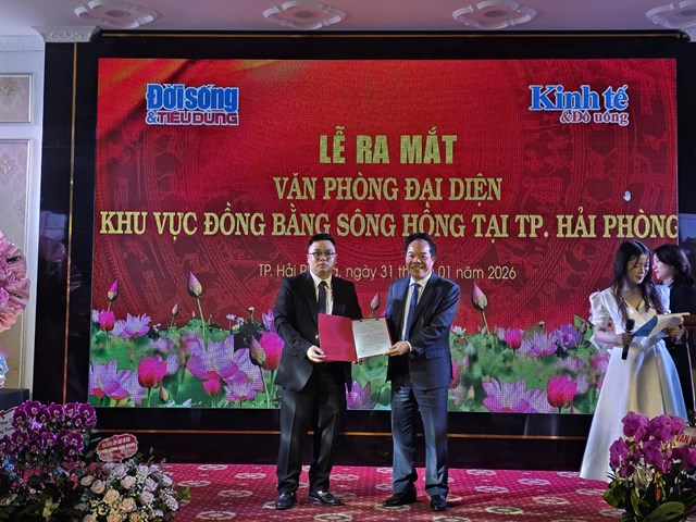 Ông Nguyễn Quốc Hùng - Tổng Biên tập trao quyết định bổ nhiệm ông Nguyễn Trường Giang giữ chức vụ Trưởng Văn phòng Đại diện khu vực Đồng bằng sông Hồng tại TP. Hải Phòng.