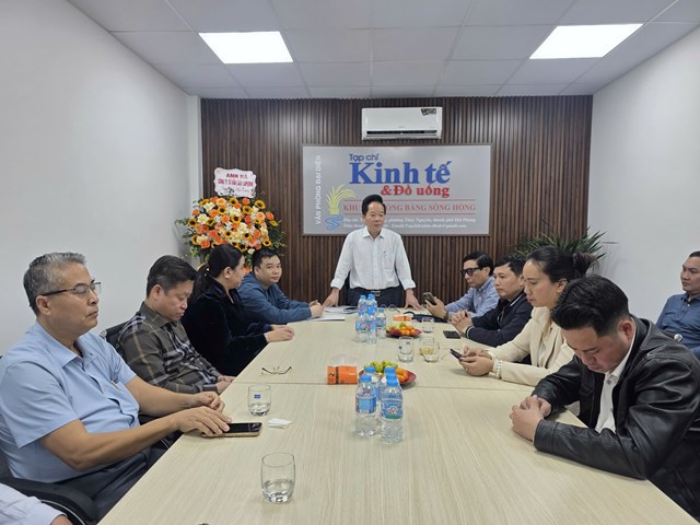 Trước đó, ông Nguyễn Quốc Hùng - Tổng Biên tập cùng lãnh đạo Tòa soạn đã có chuyến thăm, gặp gỡ và làm việc với Văn phòng Đại diện, trực tiếp nắm bắt tình hình và định hướng nhiệm vụ trong thời gian tới.