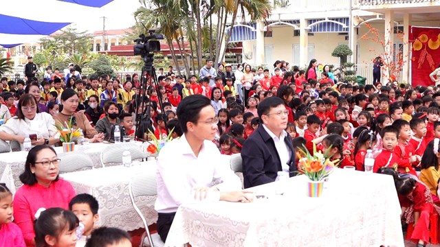 L&atilde;nh đạo Ph&ograve;ng Văn h&oacute;a phường An Dương, B&iacute; thư Đo&agrave;n phường c&ugrave;ng c&aacute;c đại biểu v&agrave; đ&ocirc;ng đảo học sinh tham dự chương tr&igrave;nh chuy&ecirc;n đề &ldquo;V&igrave; tương lai xanh&rdquo; tại Trường Tiểu học T&acirc;n Tiến.