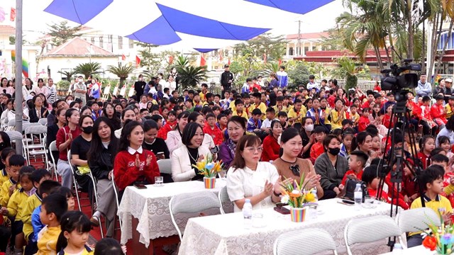 Đại diện cha mẹ học sinh c&aacute;c lớp; c&aacute;c thầy, c&ocirc; gi&aacute;o Tổng phụ tr&aacute;ch Đội c&aacute;c trường Tiểu học, Trung học cơ sở tr&ecirc;n địa b&agrave;n phường; c&ugrave;ng hội đồng sư phạm v&agrave; hơn 1.200 học sinh Trường Tiểu học T&acirc;n Tiến tham dự chương tr&igrave;nh.