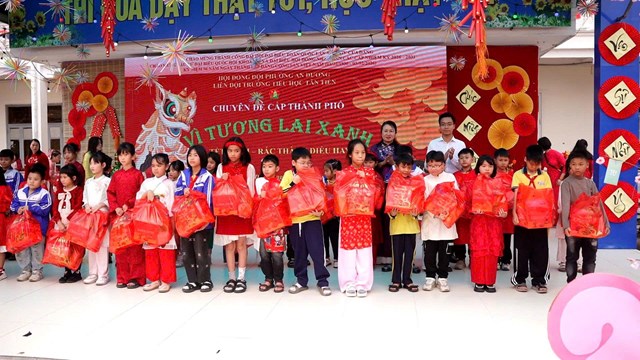 L&atilde;nh đạo phường An Dương, Ban Gi&aacute;m hiệu v&agrave; Hội Cha mẹ học sinh trao qu&agrave; Tết cho c&aacute;c em học sinh c&oacute; ho&agrave;n cảnh kh&oacute; khăn.