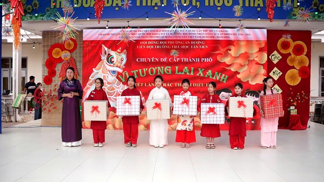 C&ocirc; gi&aacute;o Trần Thị Lan Phương &ndash; B&iacute; thư Chi bộ, Hiệu trưởng nh&agrave; trường trao giải cho c&aacute;c lớp đạt giải trong Ng&agrave;y hội của c&aacute;c em.