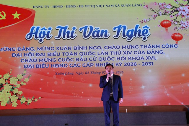 Đồng ch&iacute; Phan Mạnh Hà, Phó Bí thư Thường trực Đảng ủy x&atilde; Xu&acirc;n L&atilde;ng ph&aacute;t biểu khai mạc hội thi
