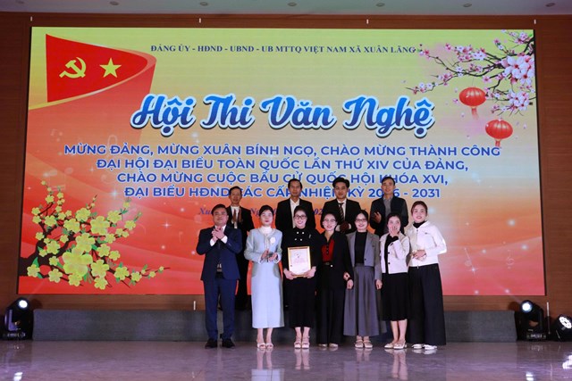 L&atilde;nh đạo Đảng ủy, HĐND, UBND, UBMTTQ x&atilde; Xu&acirc;n L&atilde;ng trao giải cho c&aacute;c đội thi c&oacute; th&agrave;nh t&iacute;ch xuất sắc