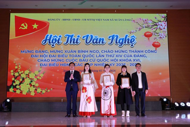 L&atilde;nh đạo Đảng ủy, HĐND, UBND, UBMTTQ x&atilde; Xu&acirc;n L&atilde;ng trao giải cho c&aacute;c đội thi c&oacute; th&agrave;nh t&iacute;ch xuất sắc