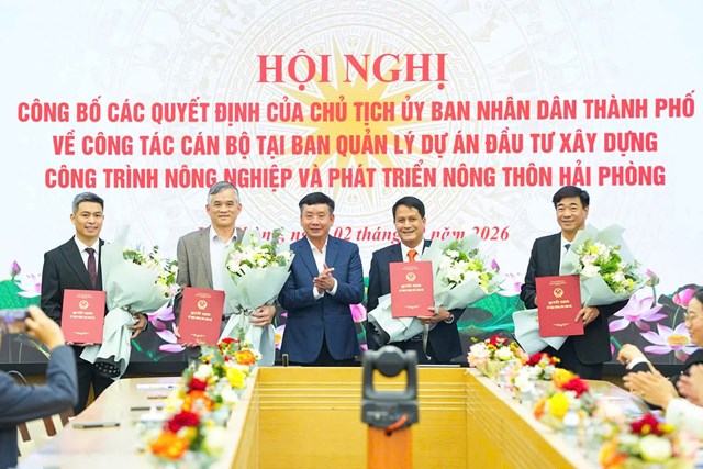 Ph&oacute; Chủ tịch UBND th&agrave;nh phố Trần Văn Qu&acirc;n trao Quyết định v&agrave; tặng hoa ch&uacute;c mừng c&aacute;c đồng ch&iacute; được bổ nhiệm l&atilde;nh đạo Ban Quản l&yacute; dự &aacute;n đầu tư x&acirc;y dựng c&ocirc;ng tr&igrave;nh n&ocirc;ng nghiệp v&agrave; ph&aacute;t triển n&ocirc;ng th&ocirc;n Hải Ph&ograve;ng.