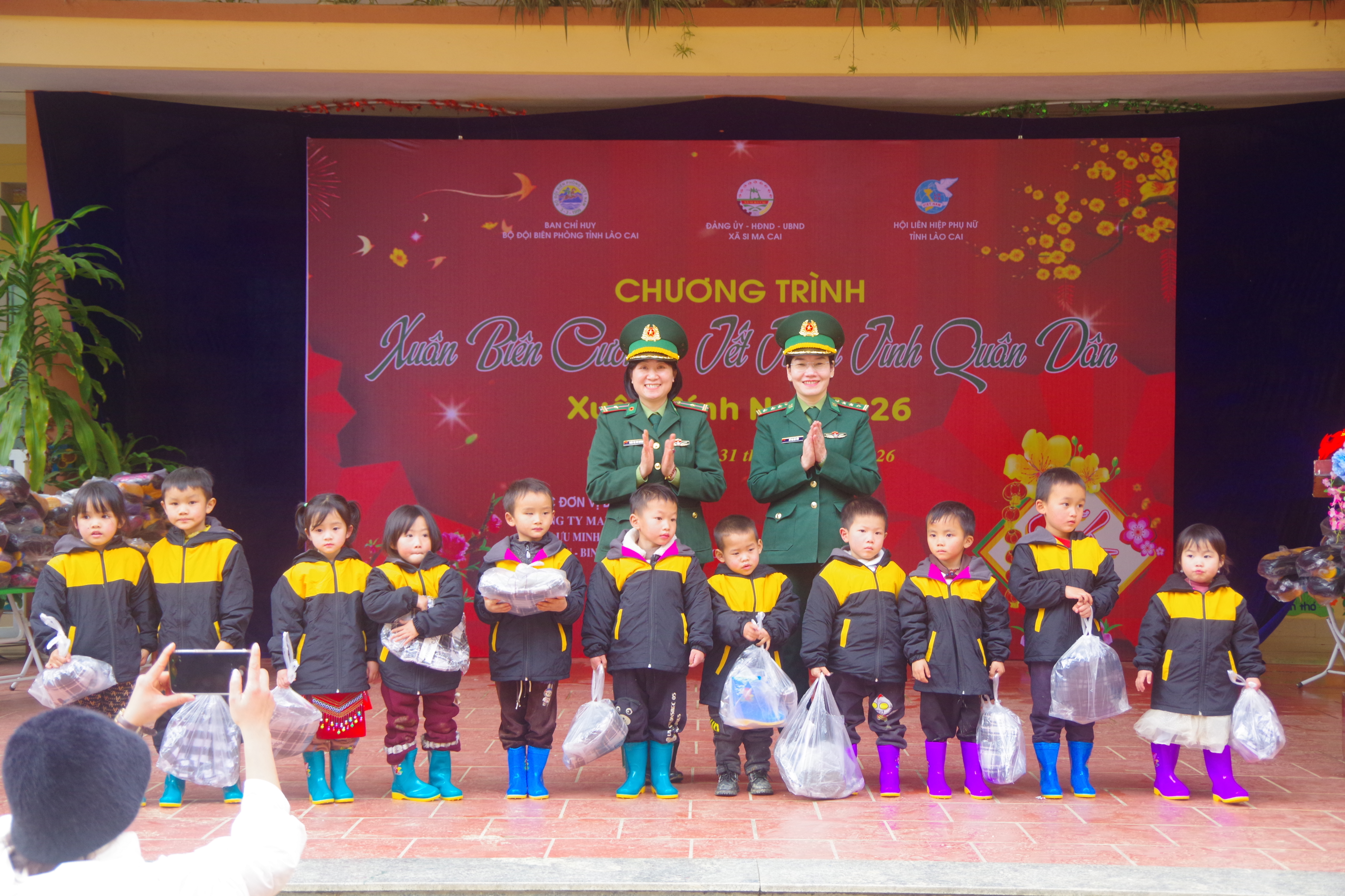 BĐBP tỉnh Lào Cai mang mùa xuân đến với đồng bào biên giới  - Ảnh 4