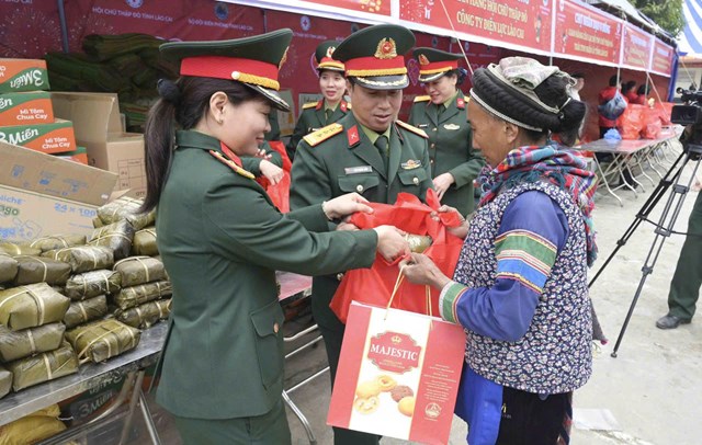 BĐBP tỉnh Lào Cai mang mùa xuân đến với đồng bào biên giới  - Ảnh 6