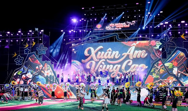 Kh&ocirc;ng gian nghệ thuật đa sắc m&agrave;u văn h&oacute;a, &acirc;m thanh n&uacute;i rừng, tạo n&ecirc;n bức tranh Xu&acirc;n sớm