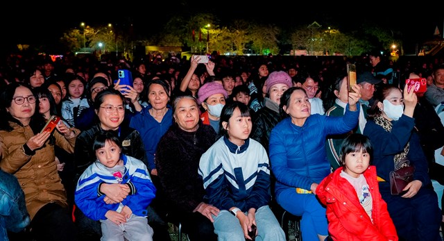 Đ&ocirc;ng đảo người d&acirc;n c&ugrave;ng chung vui