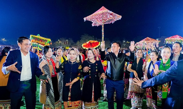 Chủ tịch UBND tỉnh Nghệ An - V&otilde; Trọng Hải (tr&aacute;i) v&agrave; c&aacute;c đồng ch&iacute; l&atilde;nh đạo tỉnh c&ugrave;ng vui m&uacute;a Lăm v&ocirc;ng với b&agrave; con