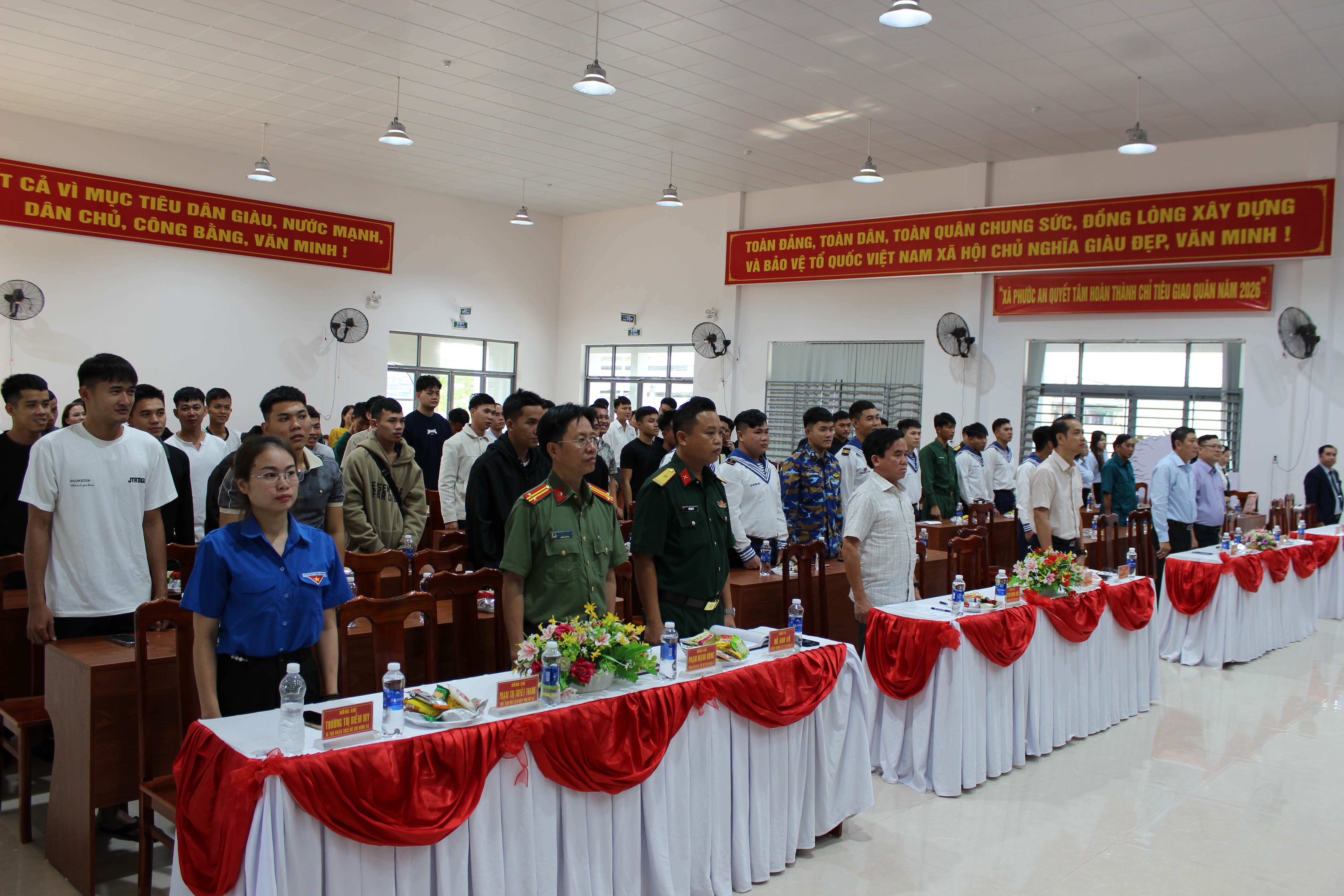 Các đại biểu cùng 58 chiến sĩ hoàn thành nghĩa vụ quân sự tham gia buổi lễ