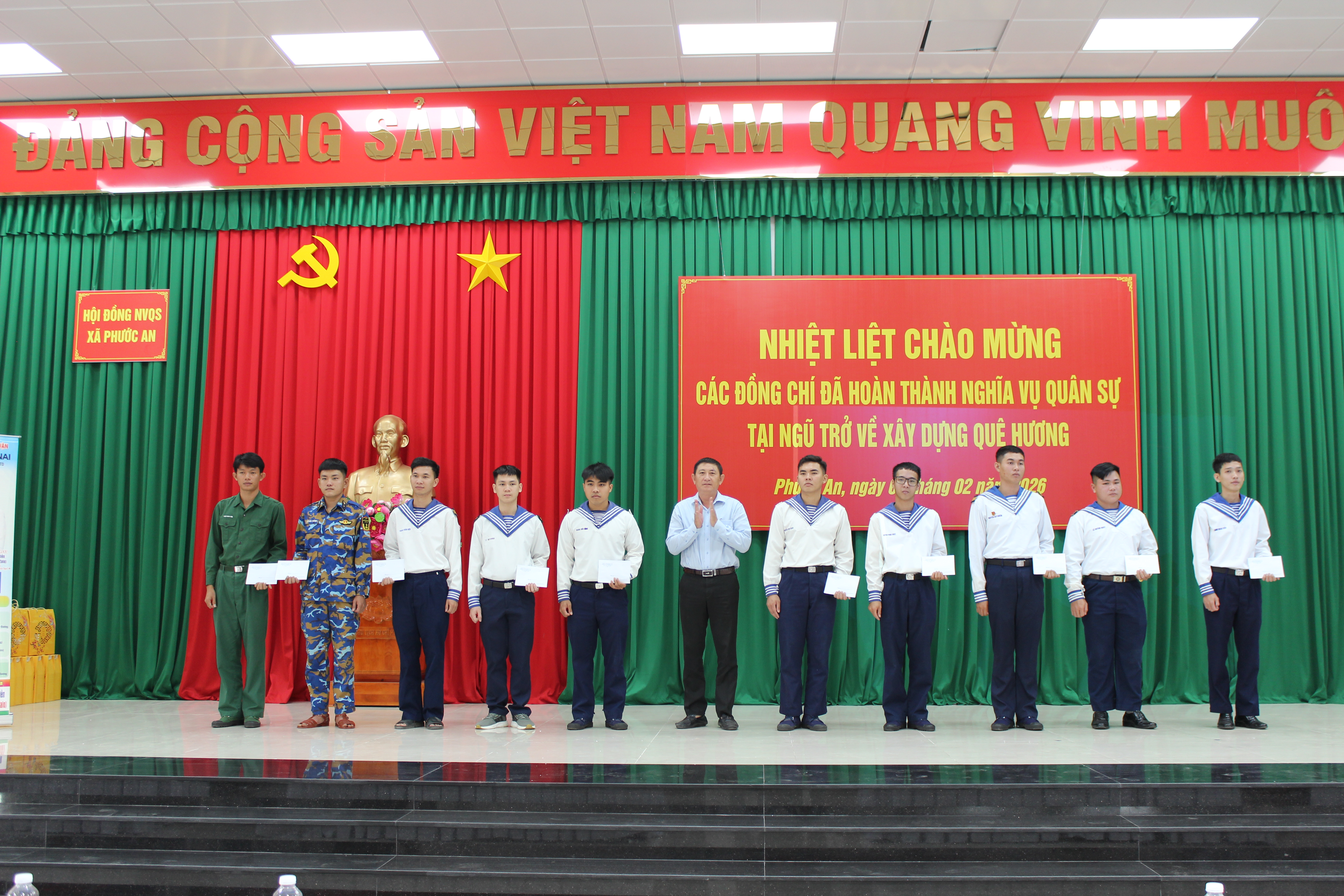 Đại diện Đảng ủy, UBND xã Phước An tặng quà tri ân các đồng chí bộ đội xuất ngũ.