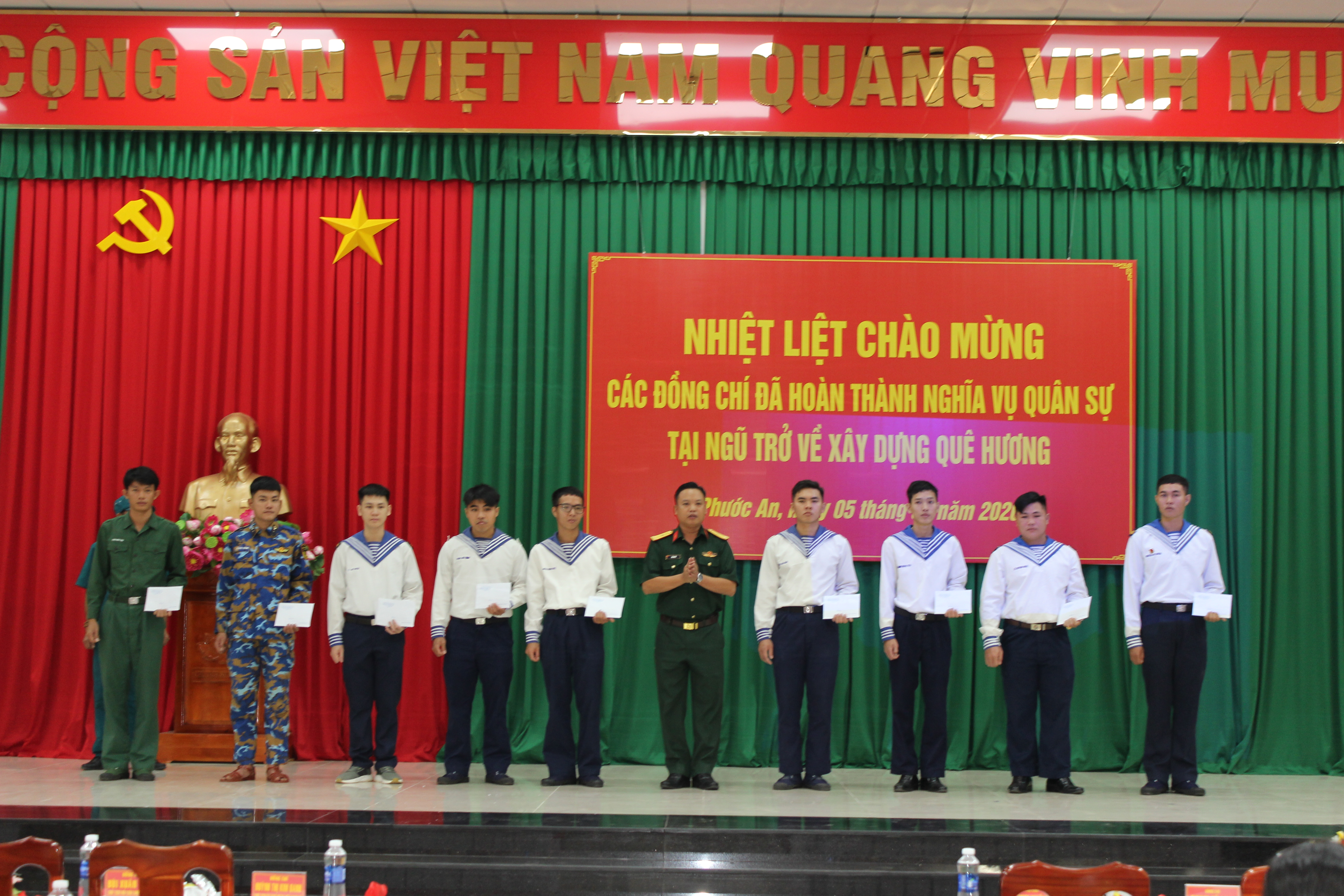 Đại diện Ban Chỉ huy Quân sự xã Phước An tặng quà cho các chiến sĩ bộ đội xuất ngũ.