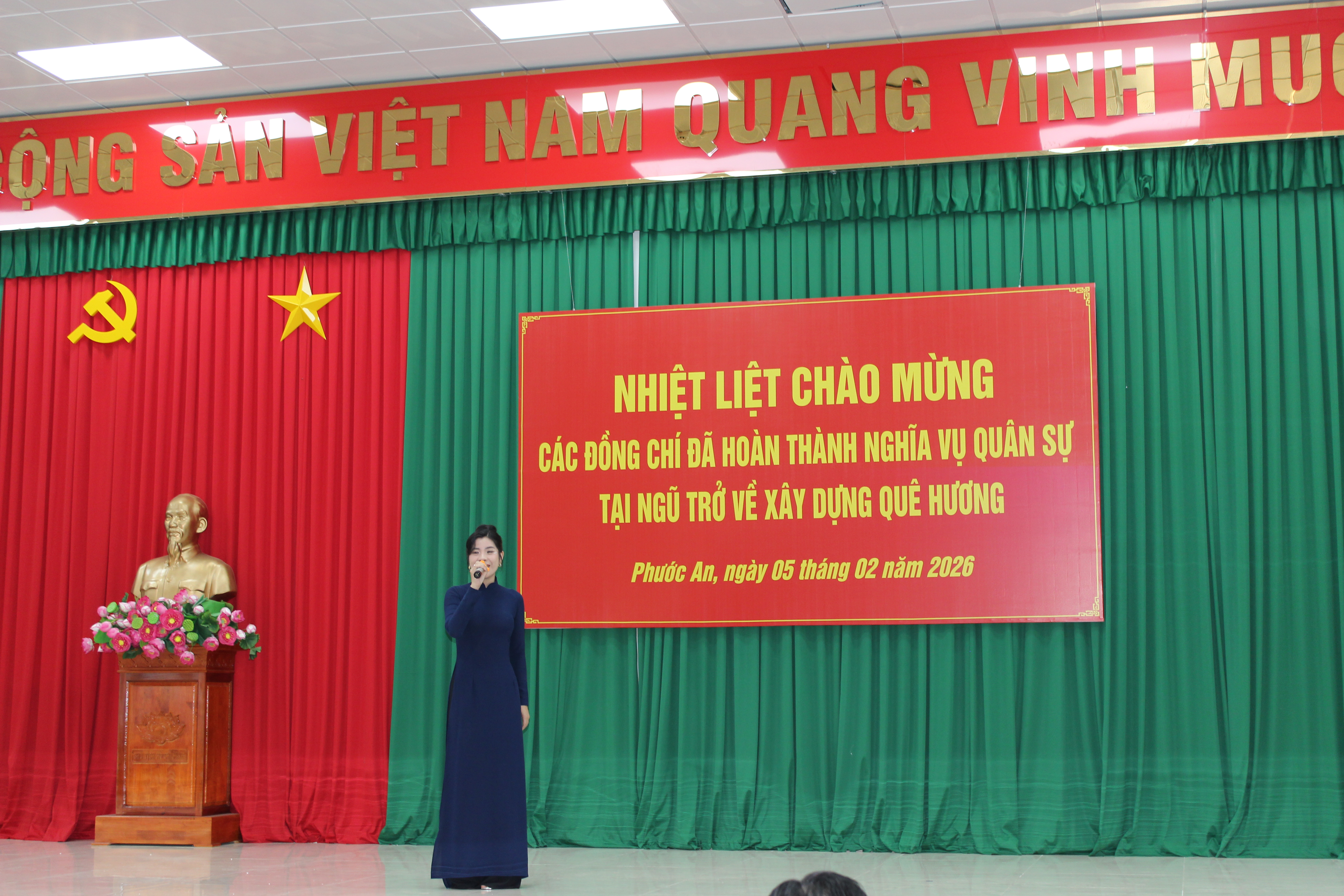 Bà Cáp Thị Thái Ngân – Phó Giám đốc Sky Air Đồng Nai chia sẻ, định hướng nghề nghiệp cho các đồng chí bộ đội xuất ngũ.