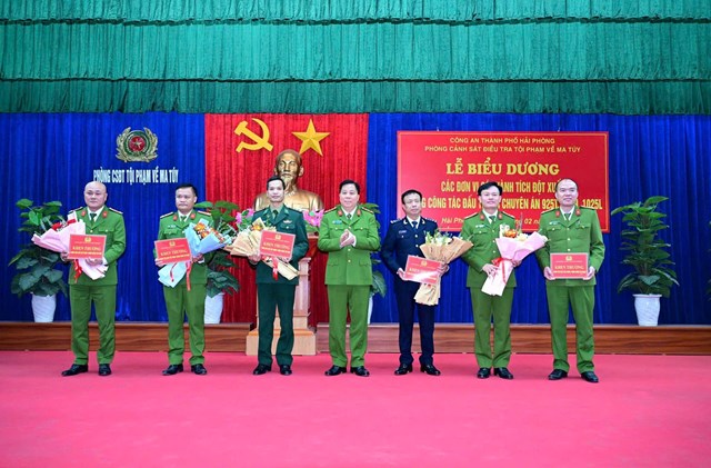Đại t&aacute; B&ugrave;i Trung Th&agrave;nh - Ph&oacute; Gi&aacute;m đốc, Thủ trưởng Cơ quan Cảnh s&aacute;t điều tra CATP khen thưởng Ph&ograve;ng Cảnh s&aacute;t ĐTTP về ma t&uacute;y v&agrave; c&aacute;c đơn vị c&oacute; th&agrave;nh t&iacute;ch đột xuất trong c&ocirc;ng t&aacute;c đấu tranh Chuy&ecirc;n &aacute;n 925T, 925N v&agrave; 1025L.