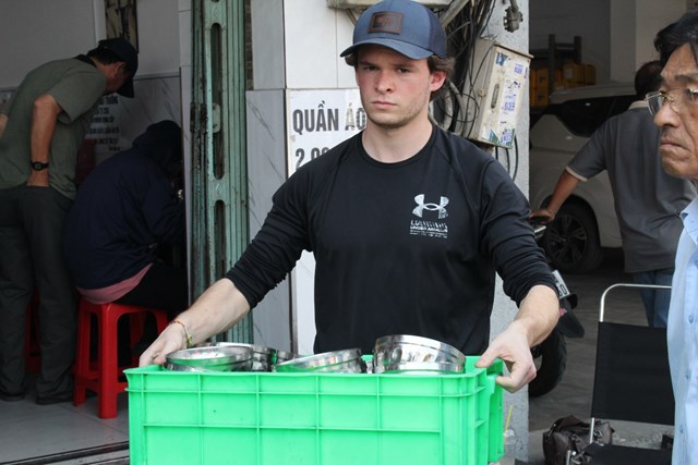 Một t&igrave;nh nguyện vi&ecirc;n đến từ nước ngo&agrave;i g&oacute;p sức trong c&ocirc;ng t&aacute;c phục vụ.