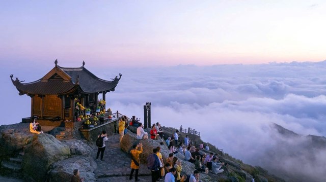 Ch&ugrave;a Đồng - đỉnh thi&ecirc;ng Y&ecirc;n Tử.