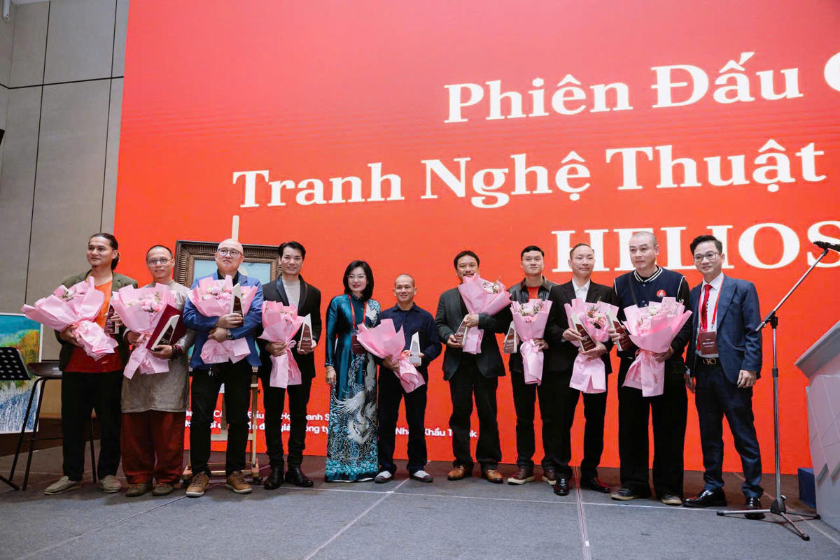 Đại diện BTC và các hoạ sỹ tại phiên đấu giá